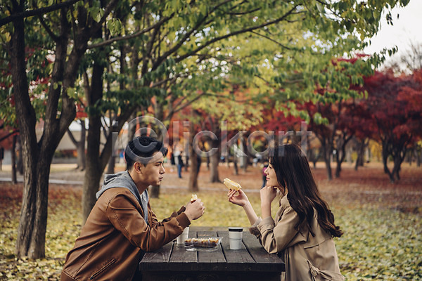 다정 산책 즐거움 행복 휴식 20대 남자 두명 성인 성인만 여자 한국인 JPG 옆모습 포토 가을(계절) 국내포토 낙엽 데이트 도시락 디저트 상반신 서울숲 숲 앉기 야외 자연 주간 커플 커피