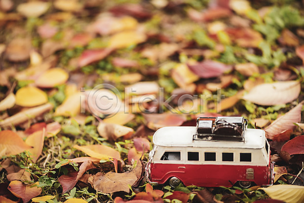편안함 사람없음 JPG 포토 가을(계절) 계절 낙엽 단풍 백그라운드 버스 야외 오브젝트 자동차 장난감 주간