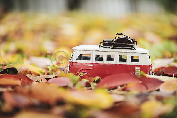 편안함 사람없음 JPG 근접촬영 아웃포커스 포토 가을(계절) 계절 낙엽 단풍 백그라운드 버스 야외 오브젝트 자동차 장난감 주간
