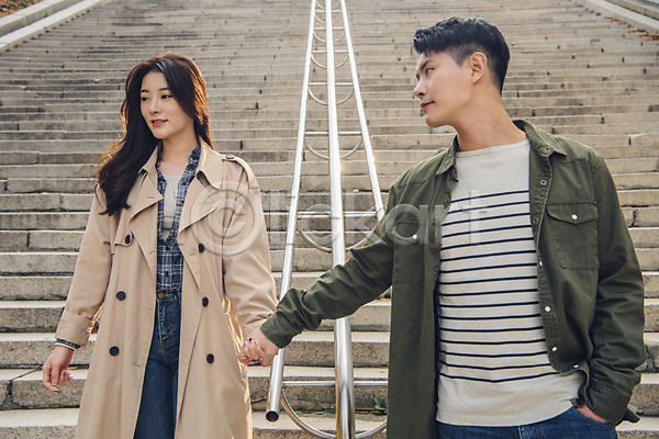 다정 20대 남자 성인 성인만 여자 한국인 JPG 앞모습 포토 가을(계절) 계단 남산 남산공원 데이트 상반신 서기 손잡기 야외 응시 주간 커플 트렌치코트