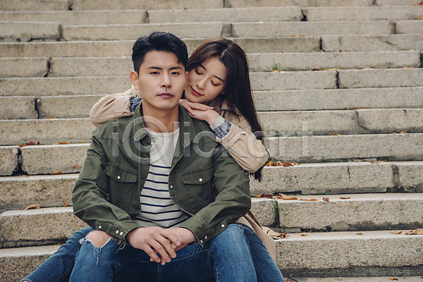 다정 휴식 20대 남자 성인 성인만 여자 한국인 JPG 앞모습 포토 가을(계절) 계단 기댐 남산 남산공원 데이트 상반신 앉기 야외 주간 커플 트렌치코트