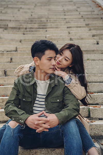 다정 휴식 20대 남자 성인 성인만 여자 한국인 JPG 앞모습 포토 가을(계절) 계단 기댐 남산 남산공원 데이트 상반신 앉기 야외 주간 커플 트렌치코트