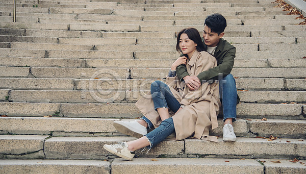 다정 휴식 20대 남자 성인 성인만 여자 한국인 JPG 앞모습 포토 가을(계절) 계단 남산 남산공원 데이트 앉기 야외 전신 주간 커플 트렌치코트 포옹