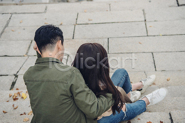 다정 휴식 20대 남자 성인 성인만 여자 한국인 JPG 뒷모습 포토 가을(계절) 계단 기댐 남산 남산공원 데이트 앉기 야외 전신 주간 커플 트렌치코트