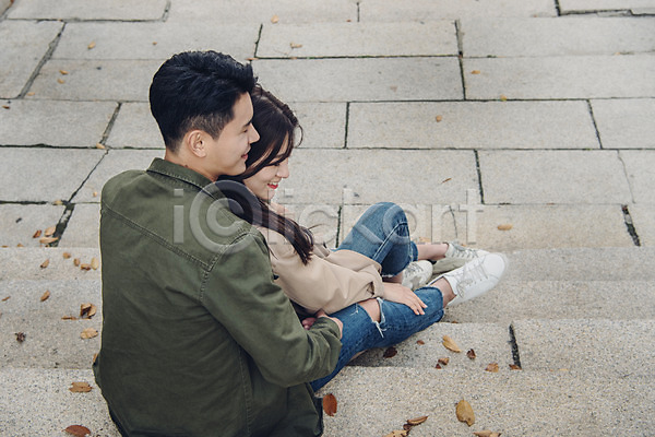 다정 휴식 20대 남자 성인 성인만 여자 한국인 JPG 뒷모습 포토 가을(계절) 계단 기댐 남산 남산공원 데이트 앉기 야외 전신 주간 커플 트렌치코트