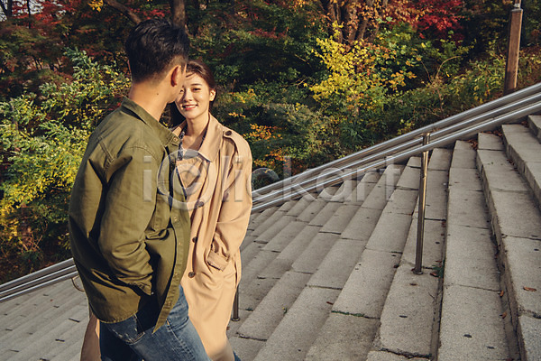 다정 20대 남자 성인 성인만 여자 한국인 JPG 뒷모습 앞모습 포토 가을(계절) 계단 남산 남산공원 데이트 미소(표정) 상반신 서기 야외 주간 커플 트렌치코트