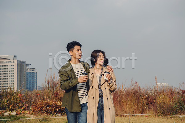 다정 20대 남자 성인 성인만 여자 한국인 JPG 앞모습 포토 가을(계절) 걷기 공원 남산 남산공원 데이트 들기 상반신 야외 어깨에손 주간 커플 커피 트렌치코트