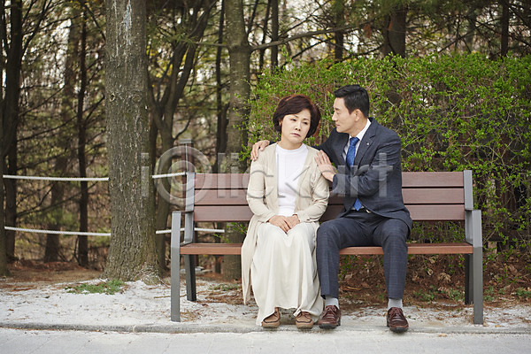 믿음 위로 50대 남자 두명 여자 중년 중년만 한국인 JPG 앞모습 포토 공원 기억력 노화 벤치 부부 앉기 야외 전신 주간 질병 치매