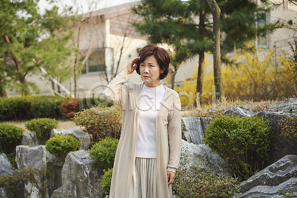 50대 여자 중년 중년여자한명만 한국인 한명 JPG 앞모습 포토 공원 기억력 길 노화 상반신 서기 야외 잃음 주간 질병 치매 힘듦