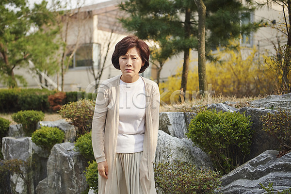 50대 여자 중년 중년여자한명만 한국인 한명 JPG 앞모습 포토 공원 기억력 길 노화 상반신 서기 야외 잃음 주간 질병 치매 힘듦