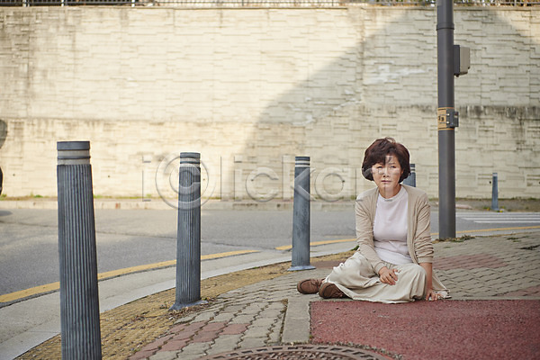 좌절 50대 여자 중년 중년여자한명만 한국인 한명 JPG 앞모습 포토 기억력 길 노화 보행로 앉기 야외 잃음 전신 주간 주저앉기 질병 치매