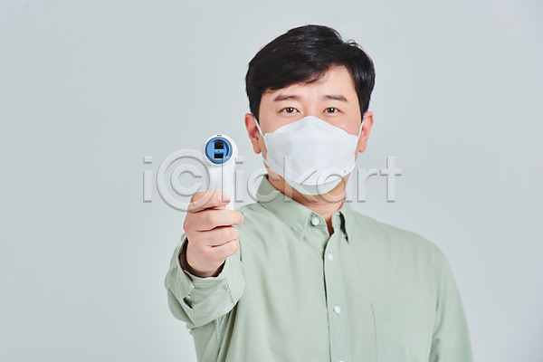 30대 남자 성인 성인남자한명만 한국인 한명 JPG 앞모습 포토 델타변이바이러스 마스크 바이러스 비접촉체온계 상반신 서기 스튜디오촬영 실내 예방 온도계 증상 체온계 코로나바이러스 회색배경