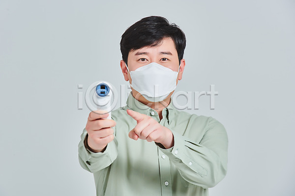 30대 남자 성인 성인남자한명만 한국인 한명 JPG 앞모습 포토 델타변이바이러스 마스크 바이러스 비접촉체온계 상반신 서기 스튜디오촬영 실내 예방 온도계 증상 체온계 코로나바이러스 회색배경