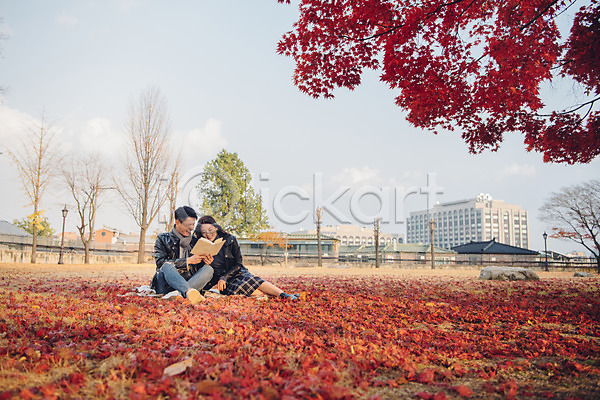 다정 20대 남자 성인 성인만 여자 JPG 앞모습 포토 가을(계절) 가죽자켓 낙엽 단풍 데이트 도서관 독서 앉기 야외 전신 주간 책 커플