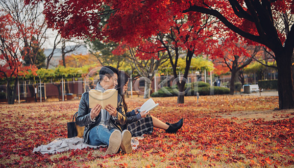 다정 20대 남자 성인 성인만 여자 JPG 앞모습 옆모습 포토 가을(계절) 가죽자켓 낙엽 단풍 데이트 도서관 독서 등맞대기 앉기 야외 전신 주간 책 커플