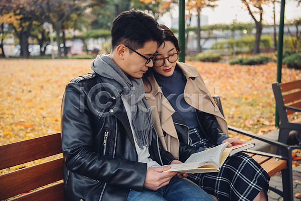 다정 20대 남자 성인 성인만 여자 JPG 옆모습 포토 가을(계절) 가죽자켓 낙엽 단풍 데이트 도서관 독서 벤치 상반신 안경 앉기 야외 주간 책 커플