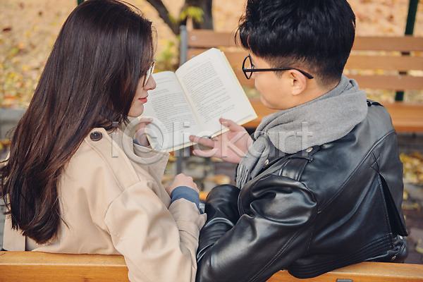 다정 20대 남자 성인 성인만 여자 JPG 뒷모습 포토 가을(계절) 가죽자켓 낙엽 단풍 데이트 도서관 독서 벤치 상반신 안경 앉기 야외 주간 책 커플