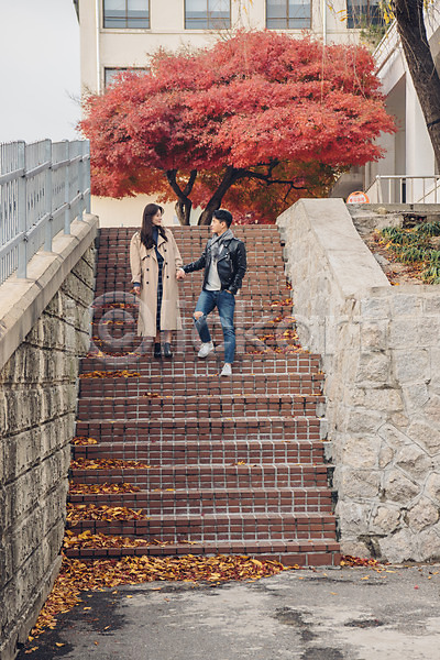 다정 20대 남자 성인 성인만 여자 JPG 앞모습 포토 가을(계절) 가죽자켓 걷기 계단 낙엽 단풍 데이트 도서관 독서 손잡기 야외 전신 주간 커플
