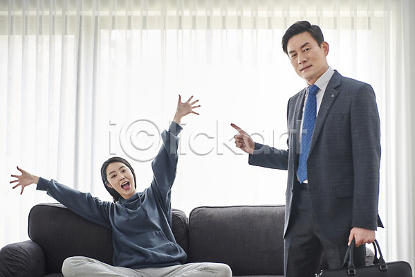 구직 분노 즐거움 30대 50대 남자 두명 여자 중년 한국인 JPG 앞모습 포토 가리킴 딸 미소(표정) 부녀 상반신 서기 실업자 아빠 앉기 잔소리 재취업 찡그림 출근 캥거루족