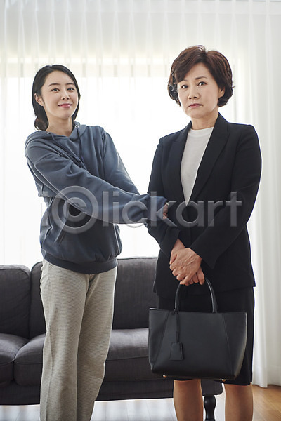 구직 30대 50대 두명 성인 여자 여자만 중년 한국인 JPG 앞모습 포토 가방 딸 모녀 미소(표정) 상반신 서기 실업자 애교 엄마 잔소리 재취업 출근 캥거루족