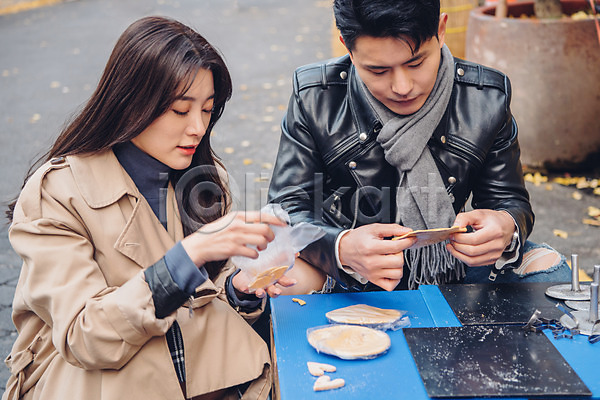 다정 즐거움 20대 남자 두명 성인 성인만 여자 한국인 JPG 앞모습 포토 가을(계절) 거리 달고나 데이트 들기 먹거리 삼청동 상반신 앉기 야외 주간 커플