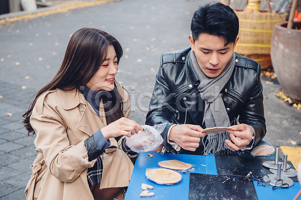 다정 즐거움 20대 남자 두명 성인 성인만 여자 한국인 JPG 앞모습 포토 가을(계절) 거리 달고나 데이트 들기 먹거리 미소(표정) 삼청동 상반신 앉기 야외 주간 커플