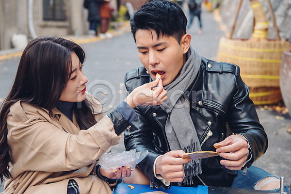 다정 즐거움 20대 남자 두명 성인 성인만 여자 한국인 JPG 앞모습 포토 가을(계절) 거리 달고나 데이트 들기 먹거리 먹여주기 삼청동 상반신 앉기 야외 주간 커플