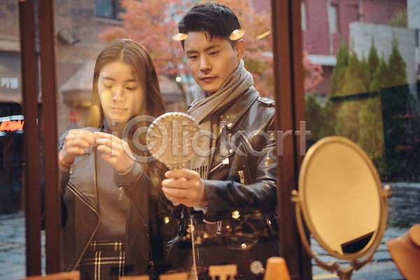 다정 즐거움 20대 남자 두명 성인 성인만 여자 한국인 JPG 앞모습 포토 가을(계절) 거리 거울 데이트 들기 먹거리 삼청동 상반신 서기 야외 장신구 주간 커플