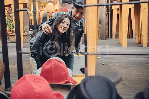 다정 즐거움 20대 남자 두명 성인 성인만 여자 한국인 JPG 앞모습 포토 가을(계절) 거리 거울 데이트 먹거리 모자(잡화) 미소(표정) 삼청동 상반신 서기 야외 주간 커플