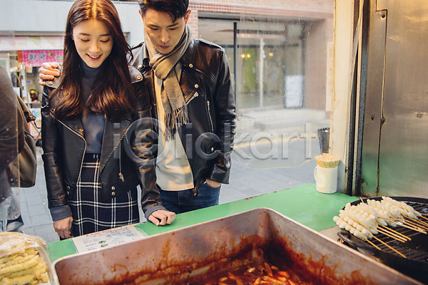 다정 즐거움 20대 남자 두명 성인 성인만 여자 한국인 JPG 앞모습 포토 가을(계절) 거리 데이트 떡볶이 먹거리 분식 삼청동 상반신 서기 야외 응시 주간 커플