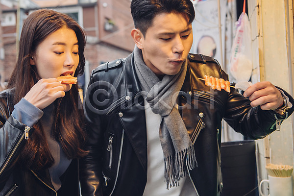 다정 즐거움 20대 남자 두명 성인 성인만 여자 한국인 JPG 앞모습 포토 가을(계절) 거리 데이트 떡꼬치 먹거리 먹기 분식 삼청동 상반신 서기 야외 주간 커플