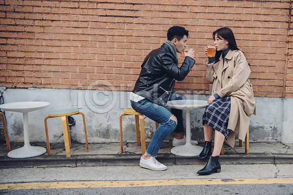 다정 즐거움 20대 남자 두명 성인 성인만 여자 한국인 JPG 옆모습 포토 가을(계절) 거리 데이트 들기 마시기 맥주 먹거리 삼청동 앉기 야외 전신 주간 커플
