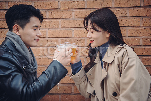 다정 즐거움 20대 남자 두명 성인 성인만 여자 한국인 JPG 옆모습 포토 가을(계절) 거리 건배 데이트 맥주 먹거리 미소(표정) 삼청동 상반신 앉기 야외 주간 커플