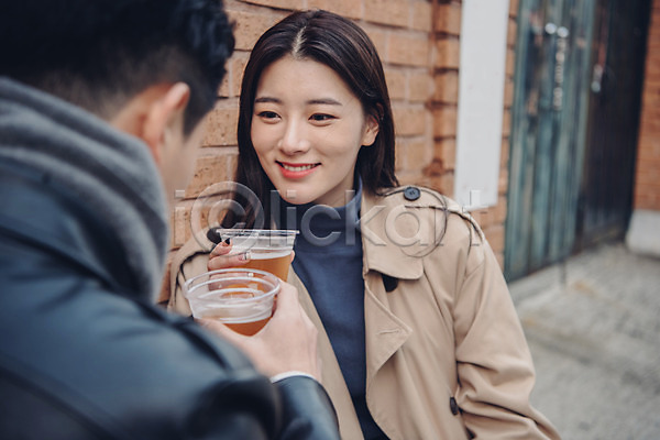 다정 즐거움 20대 남자 두명 성인 성인만 여자 한국인 JPG 뒷모습 앞모습 포토 가을(계절) 거리 건배 데이트 마주보기 맥주 먹거리 미소(표정) 삼청동 상반신 앉기 야외 주간 커플