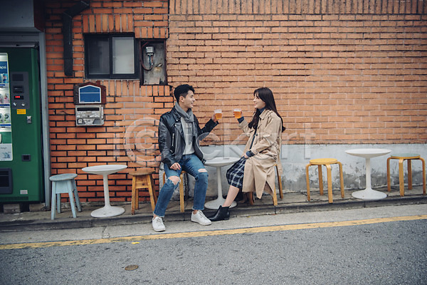 다정 즐거움 20대 남자 두명 성인 성인만 여자 한국인 JPG 옆모습 포토 가을(계절) 거리 데이트 마주보기 맥주 먹거리 삼청동 앉기 야외 전신 주간 커플