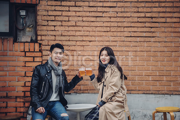다정 즐거움 20대 남자 두명 성인 성인만 여자 한국인 JPG 옆모습 포토 가을(계절) 거리 건배 데이트 맥주 먹거리 미소(표정) 삼청동 상반신 앉기 야외 주간 커플