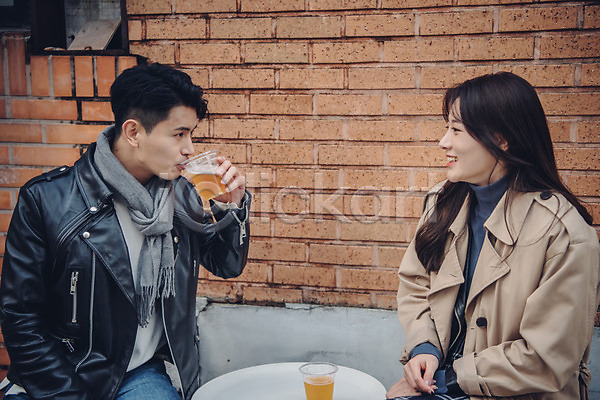 다정 즐거움 20대 남자 두명 성인 성인만 여자 한국인 JPG 옆모습 포토 가을(계절) 거리 데이트 마시기 맥주 먹거리 미소(표정) 삼청동 상반신 앉기 야외 주간 커플