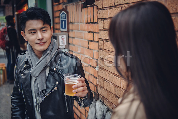 다정 즐거움 20대 남자 두명 성인 성인만 여자 한국인 JPG 뒷모습 앞모습 포토 가을(계절) 거리 데이트 맥주 먹거리 미소(표정) 삼청동 상반신 앉기 야외 주간 커플