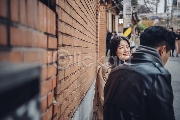 다정 즐거움 20대 남자 두명 성인 성인만 여자 한국인 JPG 뒷모습 앞모습 포토 가을(계절) 거리 데이트 맥주 먹거리 미소(표정) 삼청동 상반신 앉기 야외 주간 커플