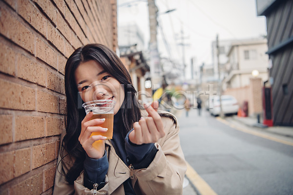 다정 즐거움 20대 성인 성인여자한명만 여자 한국인 한명 JPG 앞모습 포토 가을(계절) 거리 데이트 맥주 먹거리 미소(표정) 삼청동 상반신 손하트 앉기 야외 주간 커플