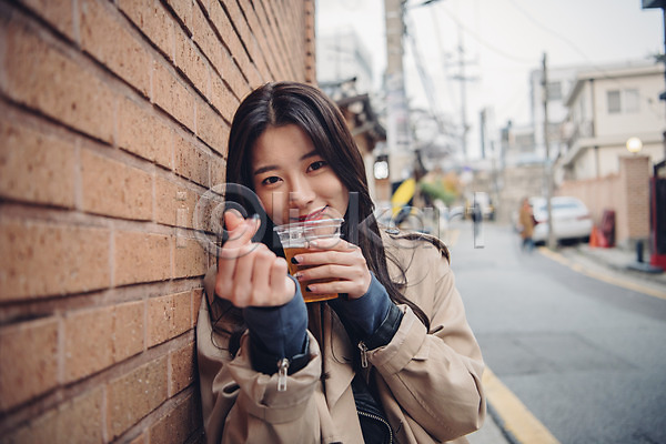 다정 즐거움 20대 성인 성인여자한명만 여자 한국인 한명 JPG 앞모습 포토 가을(계절) 거리 데이트 맥주 먹거리 미소(표정) 삼청동 상반신 손하트 앉기 야외 주간 커플