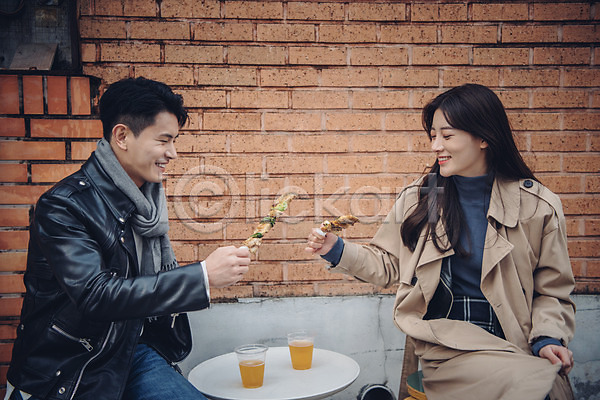 다정 즐거움 20대 남자 두명 성인 성인만 여자 한국인 JPG 앞모습 옆모습 포토 가을(계절) 거리 꼬치 데이트 맥주 먹거리 미소(표정) 삼청동 상반신 앉기 야외 주간 커플