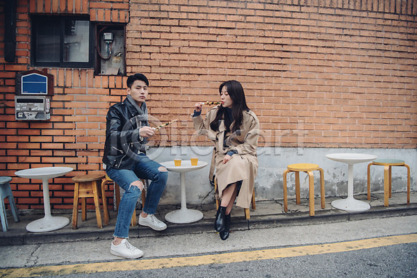 다정 즐거움 20대 남자 두명 성인 성인만 여자 한국인 JPG 앞모습 포토 가을(계절) 거리 꼬치 데이트 맥주 먹거리 삼청동 앉기 야외 전신 주간 커플
