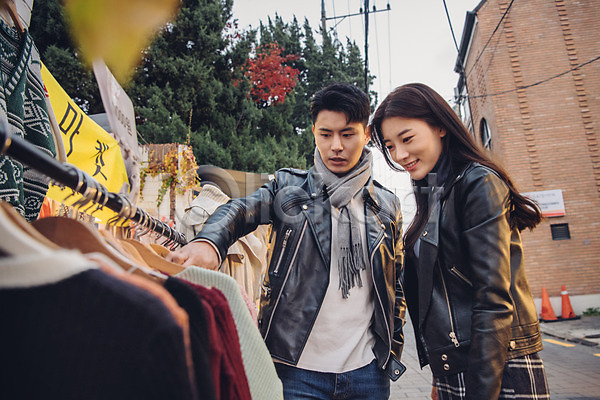 다정 즐거움 20대 남자 두명 성인 성인만 여자 한국인 JPG 앞모습 옆모습 포토 가을(계절) 거리 데이트 먹거리 삼청동 상반신 서기 쇼핑 야외 옷 주간 커플 플리마켓