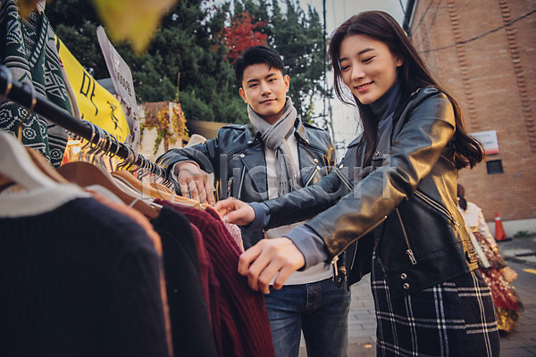 다정 즐거움 20대 남자 두명 성인 성인만 여자 한국인 JPG 앞모습 옆모습 포토 가을(계절) 거리 데이트 먹거리 삼청동 상반신 서기 쇼핑 야외 옷 주간 커플 플리마켓