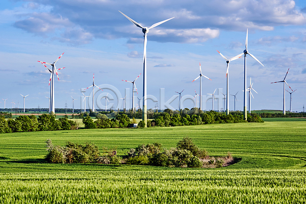 혁명 사람없음 JPG 포토 해외이미지 개발 농업 농장 독일 바람 발전기 밭 산업 생태학 세대 식물 에너지 엔진 옥수수 유지 자연 자원 재활용 초록색 파란색 풍경(경치) 풍력에너지 프로펠러 하늘 해외202009 환경 회전 힘