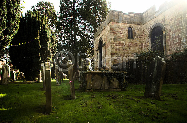 사람없음 JPG 포토 해외이미지 교회 나무 묘사 무덤 북쪽 비석 야외 옛날 잉글랜드 장례식 죽음 해외202009