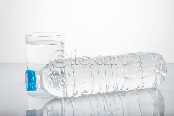 순수 사람없음 JPG 포토 해외이미지 가득함 마시기 물 백그라운드 식기 액체 오브젝트 유리 유리그릇 음료 텀블러 투명 파란색 플라스틱 함선 해외202009 흰색