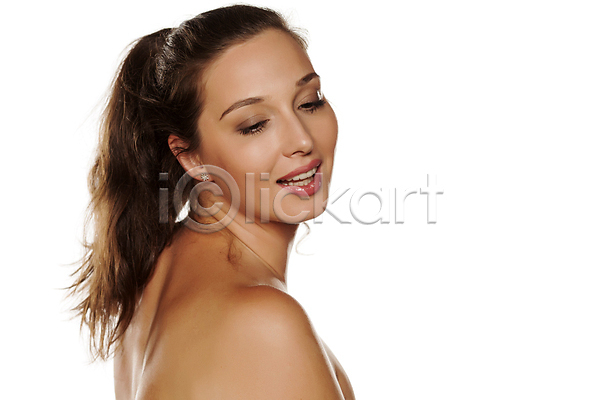 신선 행복 백인 사람 성인 여자 한명 JPG 포토 해외이미지 갈색머리 건강 고립 내추럴 닫기 돌봄 모델 미소(표정) 백그라운드 스파 어깨 얼굴 완벽 유행 응시 피부 피부관리 해외202009 흰색