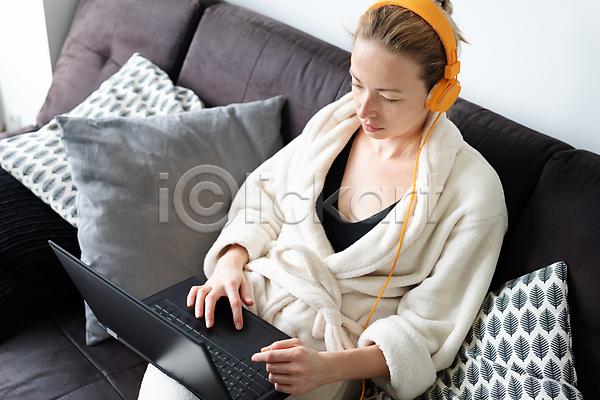 성인 성인여자한명만 여자 한명 JPG 포토 해외이미지 노트북 소파 앉기 업무 프리랜서 해외202009 헤드폰